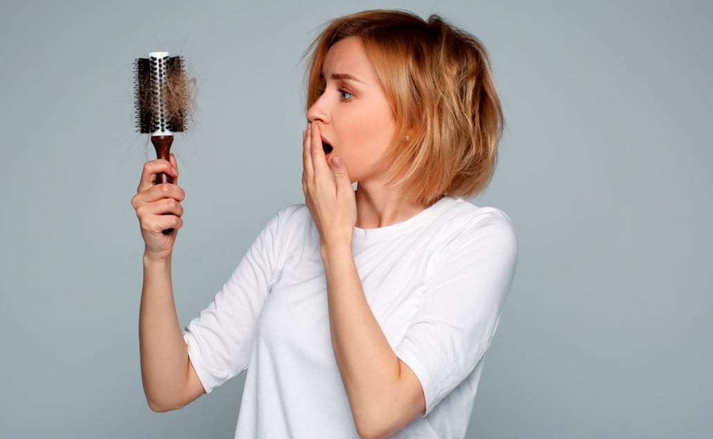 mujer perdiendo cabello